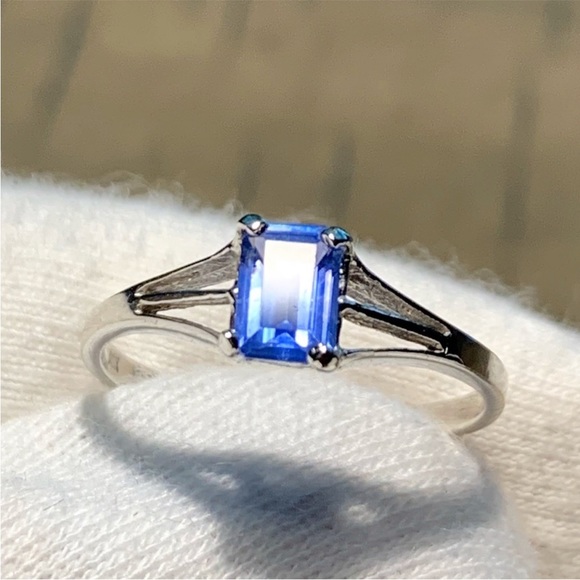 Beautiful Ceylon Sapphire White Gold Ring - Picture 1 of 11